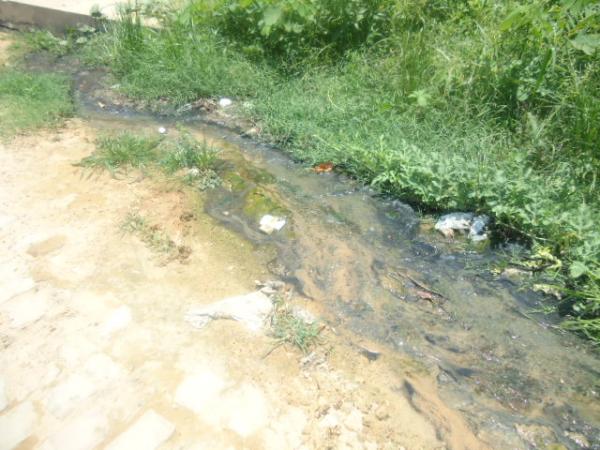 Moradores reclamam de vazamento de esgoto nas ruas de Floriano.(Imagem:FlorianoNews)