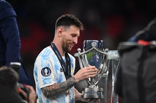 Messi passa Pelé e fica atrás apenas de Dani Alves em títulos na carreira