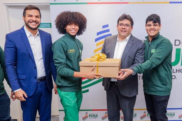 Governador entrega kits Seduckathon a estudantes piauienses que farão intercâmbio nos EUA
