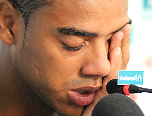 Aos prantos, Alan se despede do Flu e anuncia sua ida para Áustria