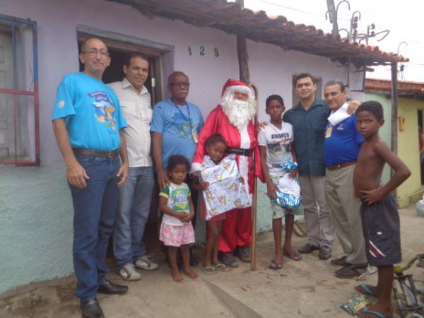 Crianças recebem primeiros presentes do Papai Noel dos Correios em Floriano