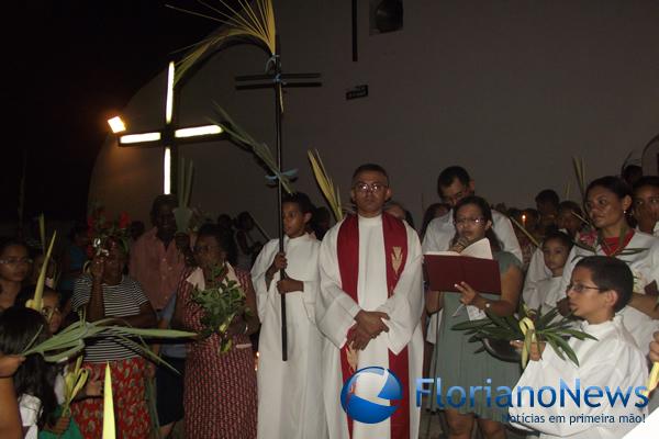 Cat&oacute;licos comemoram Domingo de Ramos. (Imagem:FlorianoNews)