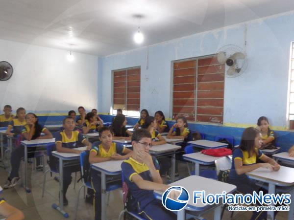 Crian&ccedil;as recebem Rep&oacute;rter Amarelinho.(Imagem:FlorianoNews)