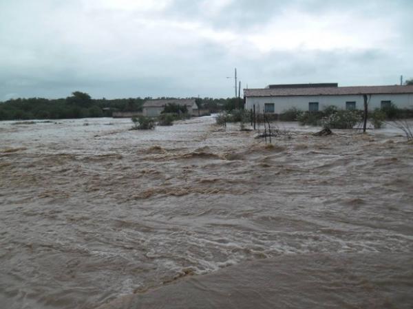 Cidade tomada pela &aacute;gua no domingo (24) ap&oacute;s estouro de barragem.(Imagem:Gl&oacute;ria Nunes/Arquivo Pessoal)