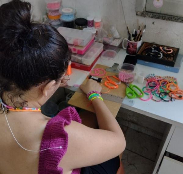 Maria Ant&ocirc;nia fabrica pulseiras artesanais.(Imagem: Arquivo Pessoal)