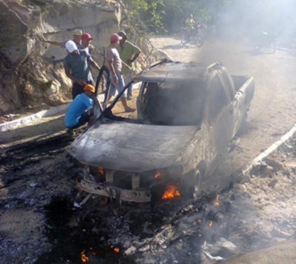 Ve&iacute;culo incendiado pelos assaltantes.(Imagem:Blog do Edy)
