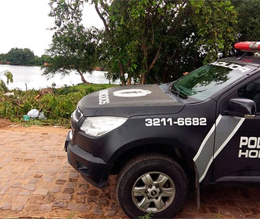 Suspeito morre afogado ao se jogar em lagoa após suposto assalto