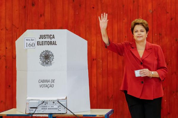 Ao lado de Tarso Genro, Dilma Rousseff vota em Porto Alegre