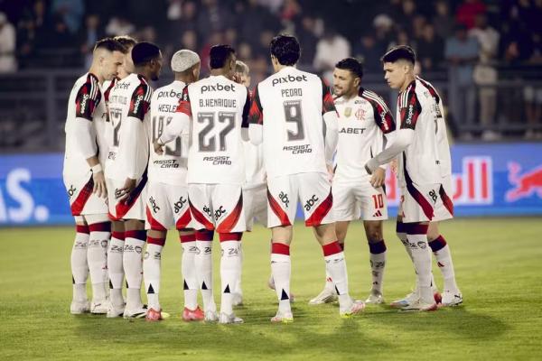 Análise: com dedo de Filipe Luís, Flamengo mostra nova face em virada sobre o Bragantino