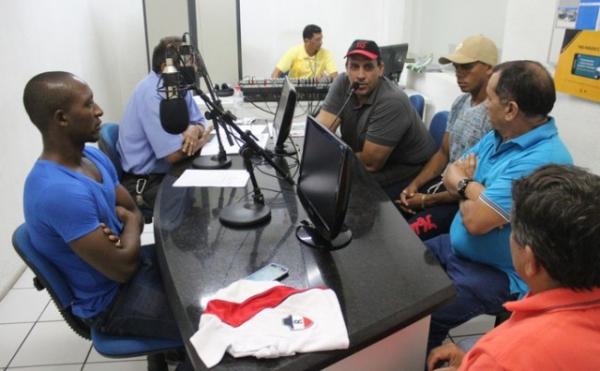 Amarildo e Jacar&eacute; frente a frente com demais dirigentes durante entrevista na r&aacute;dio.(Imagem:Renan Morais/Globoesporte.com)