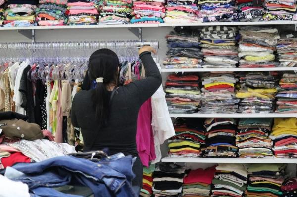 Roupas, cal&ccedil;ados e acess&oacute;rios est&atilde;o com valores promocionais no Piau&iacute; Center Moda.(Imagem:Glayson Costa/G1)