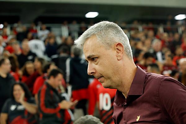 Tiago Nunes comunica saída ao Athletico e diz que a ideia é não assumir o Corinthians em 2019