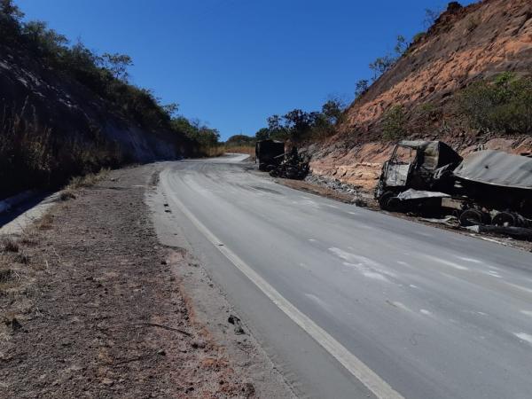 Trânsito na BR-135 é liberado após 22 horas de interdição; colisão entre carretas deixou uma pessoa