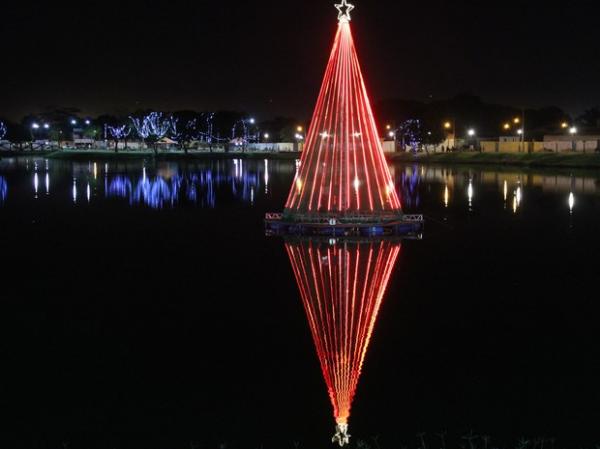 Árvore de natal flutuante com 8 metros de altura é atração em Teresina