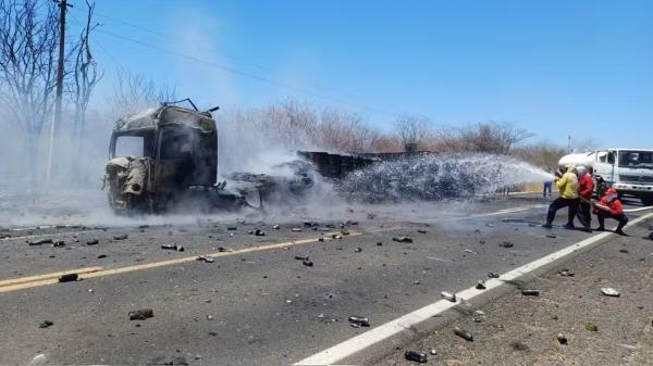Inc&ecirc;ndio em caminh&atilde;o causa interdi&ccedil;&atilde;o de trecho da BR-316 no PI.(Imagem:PRF)