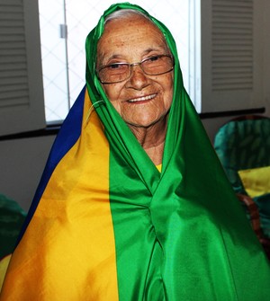 Aos 86 anos, "vovó da Copa" viaja 2.400km para ver atletas da Seleção