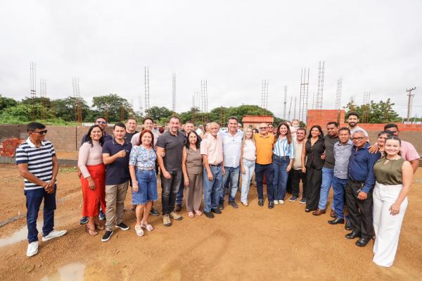 Ciro Nogueira visita Olho DÁgua do PI, entrega veículo para a saúde e assegura R$ 1,5 em recursos.(Imagem:Ascom)
