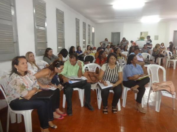 10&ordf; GRE de Floriano sedia reuni&atilde;o sobre Projeto Pol&iacute;tico Pedag&oacute;gico.(Imagem:FlorianoNews)
