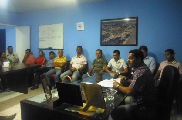 Gleydson Resende preside reuni&atilde;o interna com servidores.(Imagem:FlorianoNews)