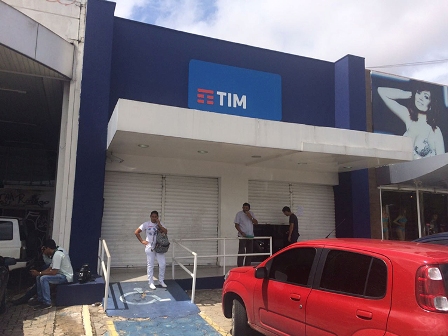 Bando invade loja na capital e leva mais de R$ 200 mil em celulares