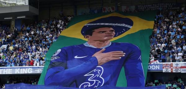 vTorcida do Chelsea faz homenagem para Thiago Silva em &uacute;ltimo jogo do zagueiro no clube.(Imagem:John Sibley/Reuters)