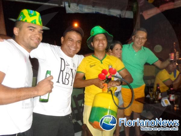 Ap&oacute;s jogo do Brasil, torcedores comemoraram empate no cais da Beira-Rio.(Imagem:FlorianoNews)