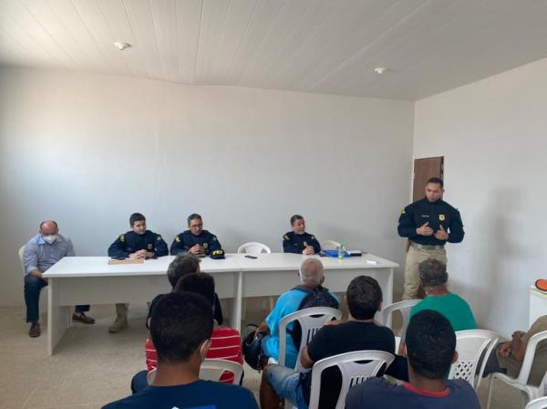 PRF realiza palestra educativa sobre os perigos de animais soltos nas rodovias federais.(Imagem:Divulga&ccedil;&atilde;o/PRF)