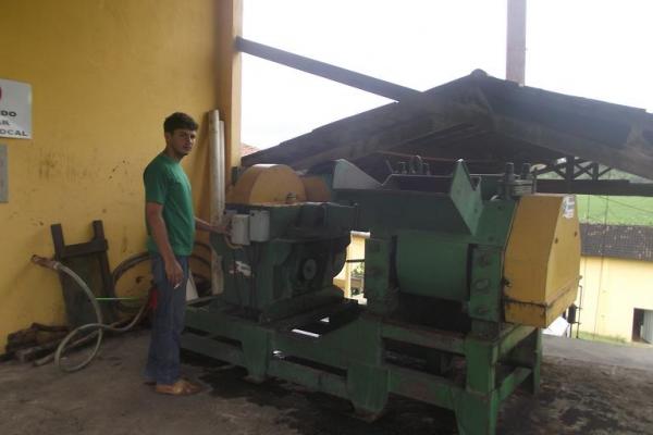 Rep&oacute;rter Amarelinho visita f&aacute;brica da cacha&ccedil;a Vale do Riach&atilde;o.(Imagem:FlorianoNews)