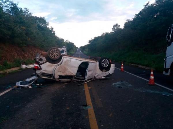 Carro com 6 pessoas capota e mata idosa na BR-343