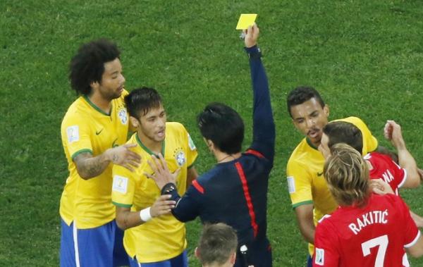 Neymar &eacute; punido com cart&atilde;o amarelo: preocupa&ccedil;&atilde;o para a sequ&ecirc;ncia da Copa do Mundo.(Imagem:Reuters)