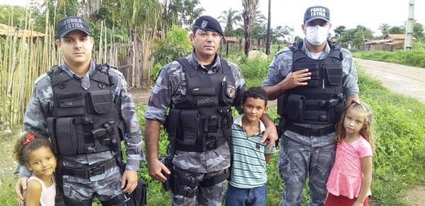 Policiais do 13° BPM dão sopa para famílias na zona Norte de Teresina