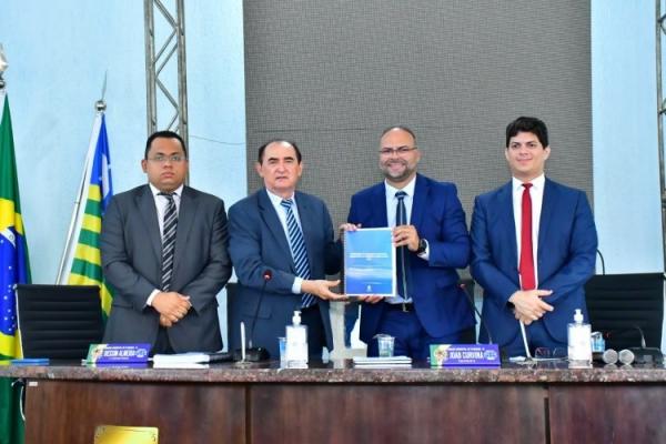 Prefeito de Floriano abre Ano Legislativo 2024 levando sua mensagem à Câmara Municipal