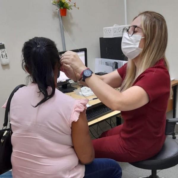 Mais florianenses recebem aparelhos auditivos em Teresina