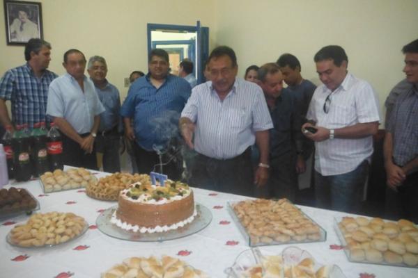 Presidente da C&acirc;mara aniversaria e ganha festa surpresa(Imagem:FlorianoNews)