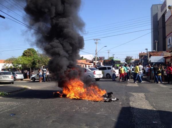 Após crime, taxistas tentam linchar suspeito e fecham ruas em protesto