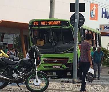 Colisão entre ônibus deixa trânsito complicado na Frei Serafim