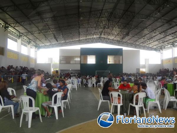 Fam&iacute;lias contempladas no programa ''Minha Casa Minha Vida'' assinam contratos.(Imagem:FlorianoNews)