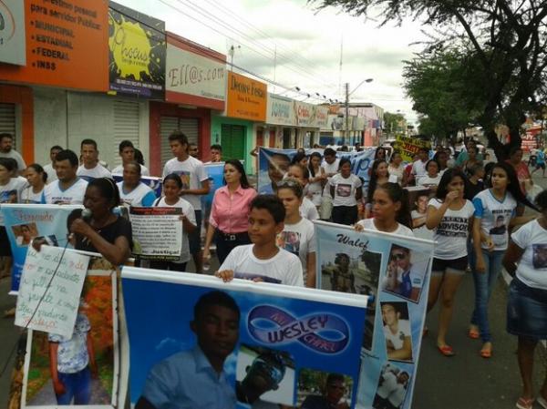 Passeata contra violência reúne duas mil pessoas na Zona Sudeste