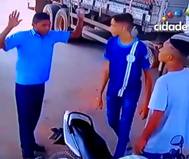 Jovens pagam combustível e depois anunciam assalto