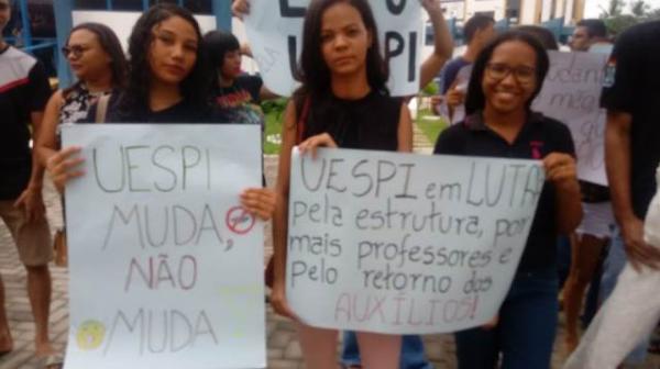 Acad&ecirc;micos da UESPI de Floriano realizam manifesta&ccedil;&atilde;o em busca de melhorias (Imagem:FlorianoNews)