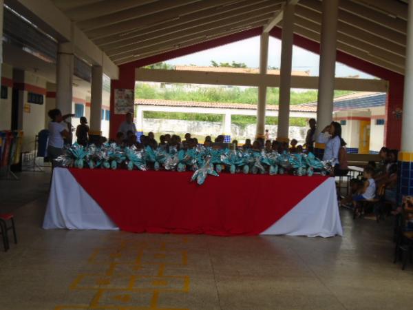Cacau Show distribui ovos de páscoa para crianças da Creche Municipal