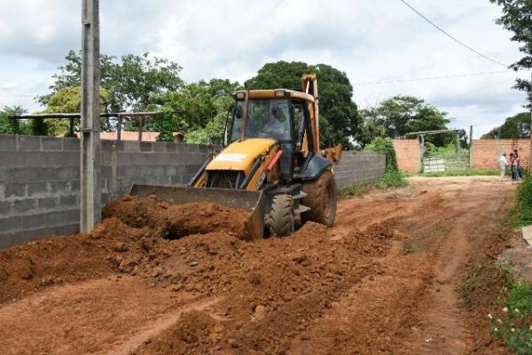 Bairro Cajueiro II recebe servi&ccedil;os de corre&ccedil;&atilde;o de solo.(Imagem:SECOM)