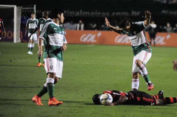 Valdivia pisa de prop&oacute;sito em Amaral e &eacute; expulso do jogo.(Imagem:Marcos Ribolli/Globoesporte.com)