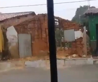 Morador flagra desabamento de casa durante temporal no Piauí