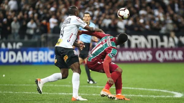  Corinthians x Fluminense no &uacute;ltimo duelo mata-mata entre os times, na Sul-Americana de 2019.(Imagem:Lucas Mer&ccedil;on / Fluminense FC )