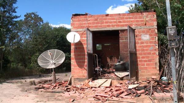 Duas crian&ccedil;as morreram durante um inc&ecirc;ndio na casa onde moram na cidade de &Aacute;gua Branca.(Imagem:TV Clube)