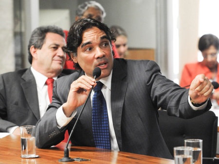 Senador Lobão Filho passa por cirurgia e continua na UTI