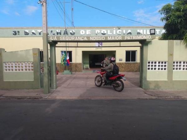 Motocicleta é roubada por dupla armada no bairro Sambaíba.(Imagem:FlorianoNews)