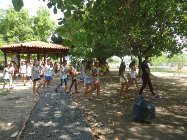 Crian&ccedil;as se divertem no Projeto Brincando nas F&eacute;rias 2016.(Imagem:FlorianoNews)