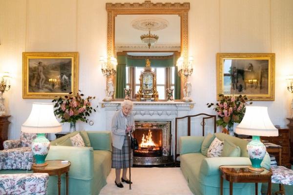 Rainha Elizabeth II no castelo de Balmoral, na Esc&oacute;cia, em 6 de setembro de 2022.(Imagem:Jane Barlow/Divulga&ccedil;&atilde;o via Reuters)
